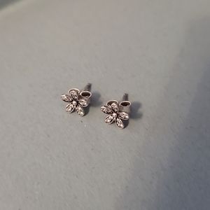 Dazzling daisy earring